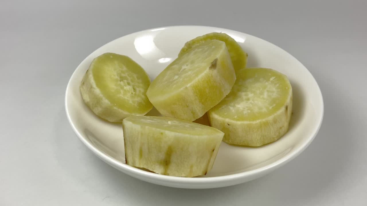 둥근 조각으로 잘라진 달한 감자