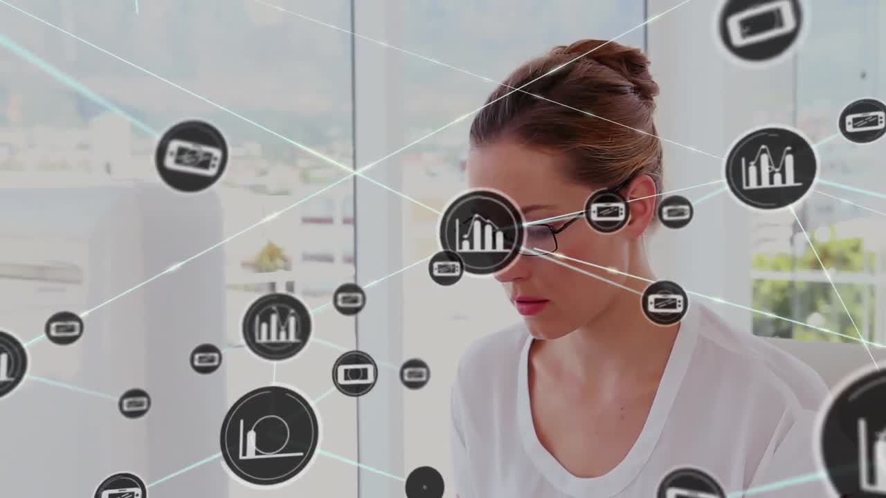 animación de una red de iconos digitales sobre una mujer caucásica usando una computadora portátil sonriendo en la oficina