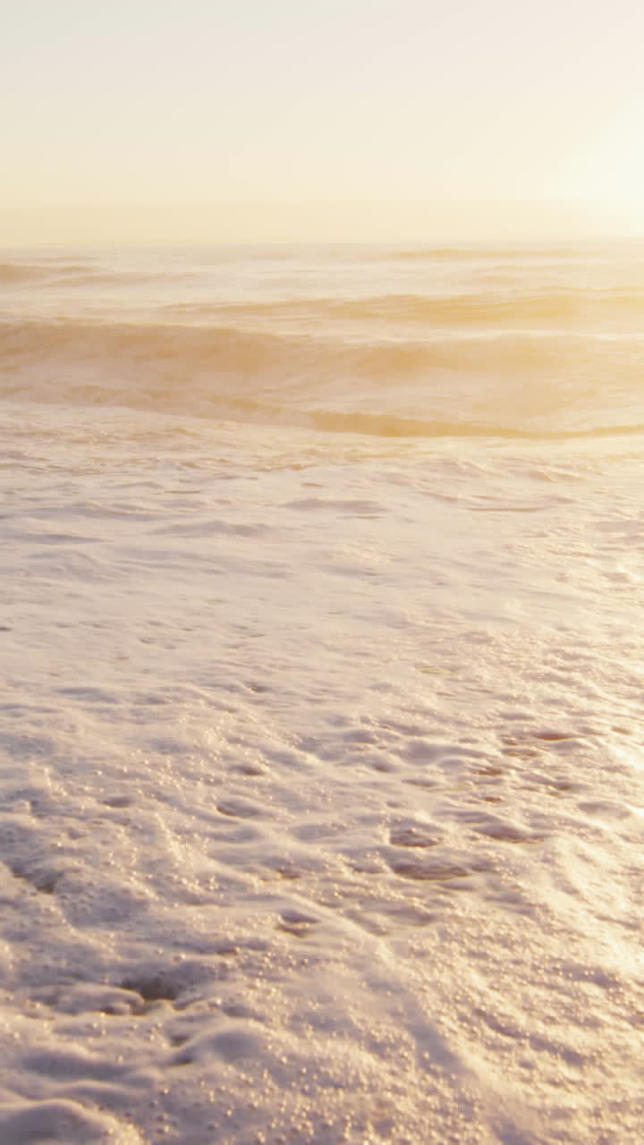 puesta de sol y mar con olas y cielo azul en una playa vacía y soleada
