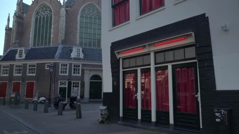 Reflejo-Del-Edificio-En-Las-Vidrieras-De-Vidrio-Del-Distrito-De-Luz-Roja-De-Amsterdam-De-Wallen