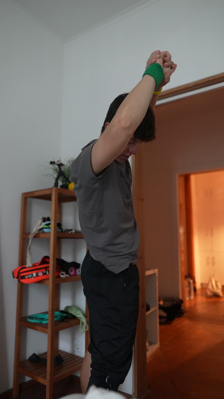 집에서 스트레칭과 운동을 하는 남자