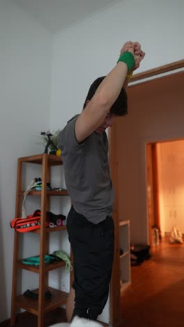 hombre estirándose y haciendo ejercicio en casa