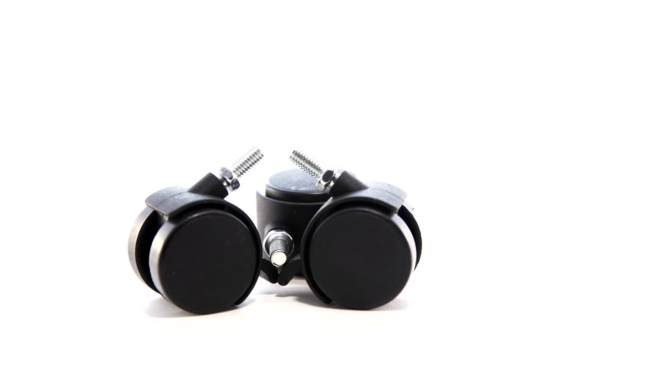 las ruedas de las sillas de oficina giran sobre un fondo blanco