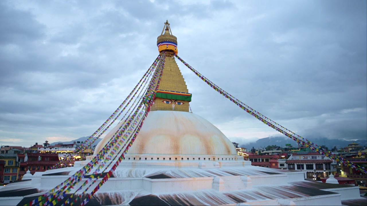 Stupa di Boudhanath a Kathmandu, Nepal, di notte, un famoso e popolare sito religioso buddista, una destinazione di viaggio iconica e un'attrazione turistica a Kathmandu, un sito storico e importante del Buddhismo