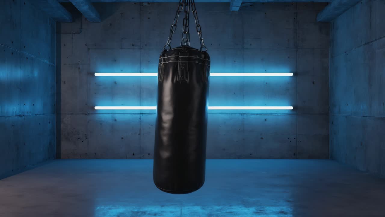 Sacco da boxe in una palestra di cemento con luci al neon