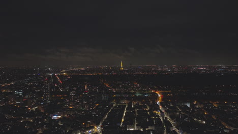 Von-Oben-Tanzen-Die-Lichter-Der-Stadt-Und-Der-Eiffelturm-Wirft-Seinen-Schein-über-Die-Stadt