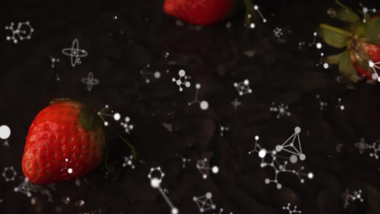 Animazione di molecole in movimento su fragole in acqua su sfondo nero.