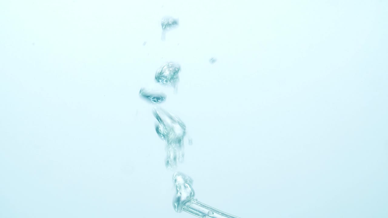 물 거품이 떨어집니다.