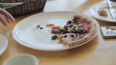 una pareja comiendo pizza en un restaurante.