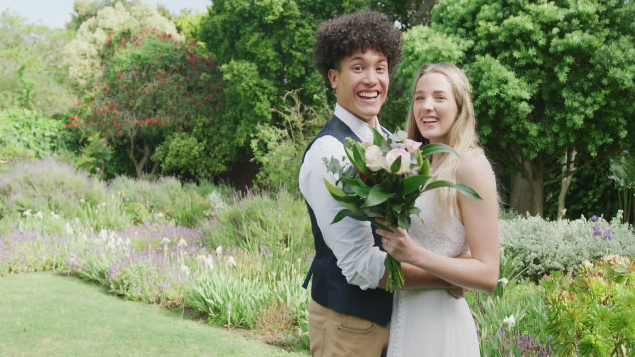 결혼식 에서  ⁇ 은 날 에 행복 한 다양 한 부부 의 초상화