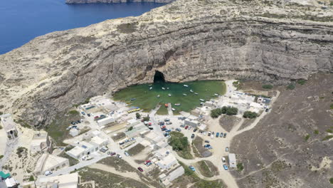 barcos que navegan desde el puerto de la ciudad,cueva de dwerja en una pared rocosa,malta,antena