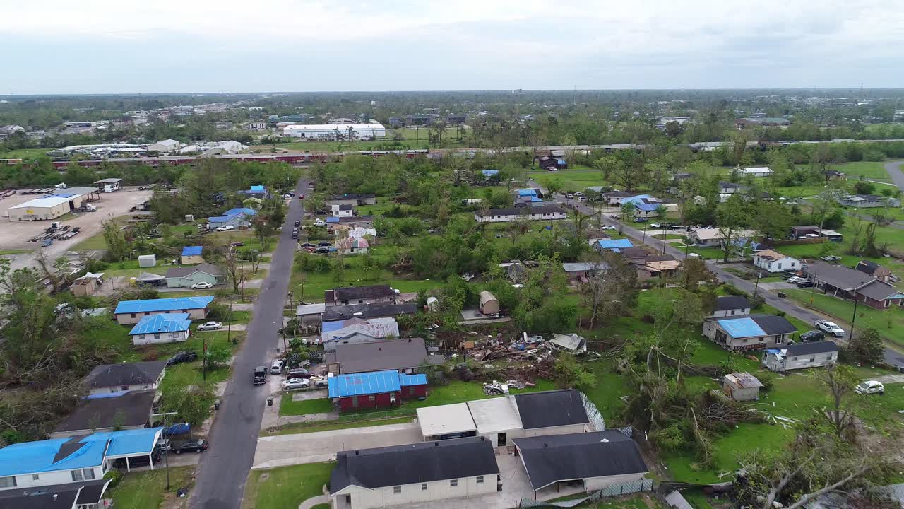 imágenes aéreas de drones de vientos fuertes y daños por tormentas de tornados en casas residenciales en un vecindario en lake charles, luisiana