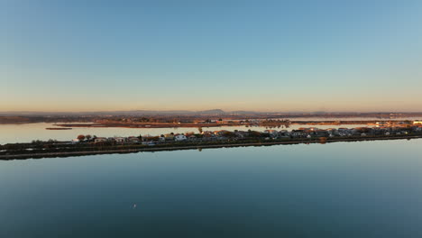 un vistazo desde arriba de la serena etang de vic.
