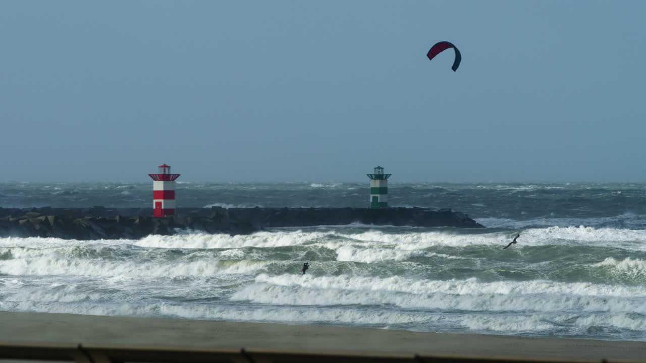 카이트보딩과 등대가 있는 폭풍우가 많은 바다 풍경