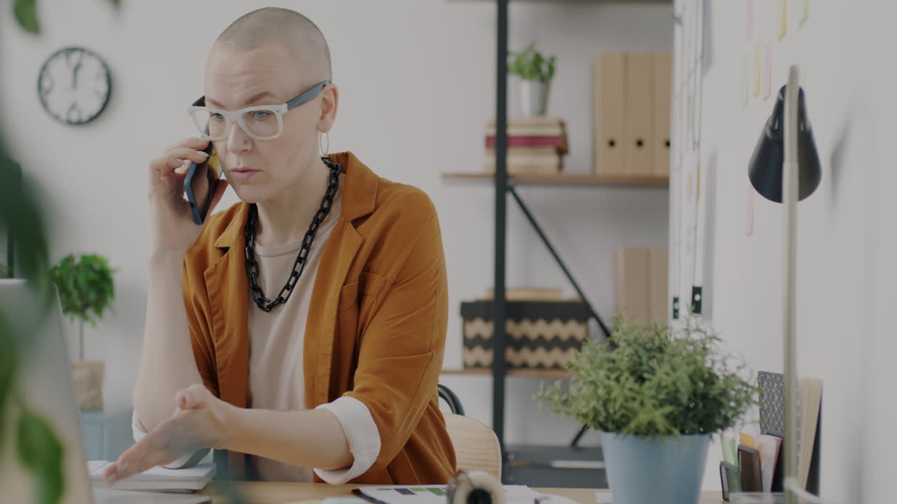 mujer trabajando en una oficina moderna