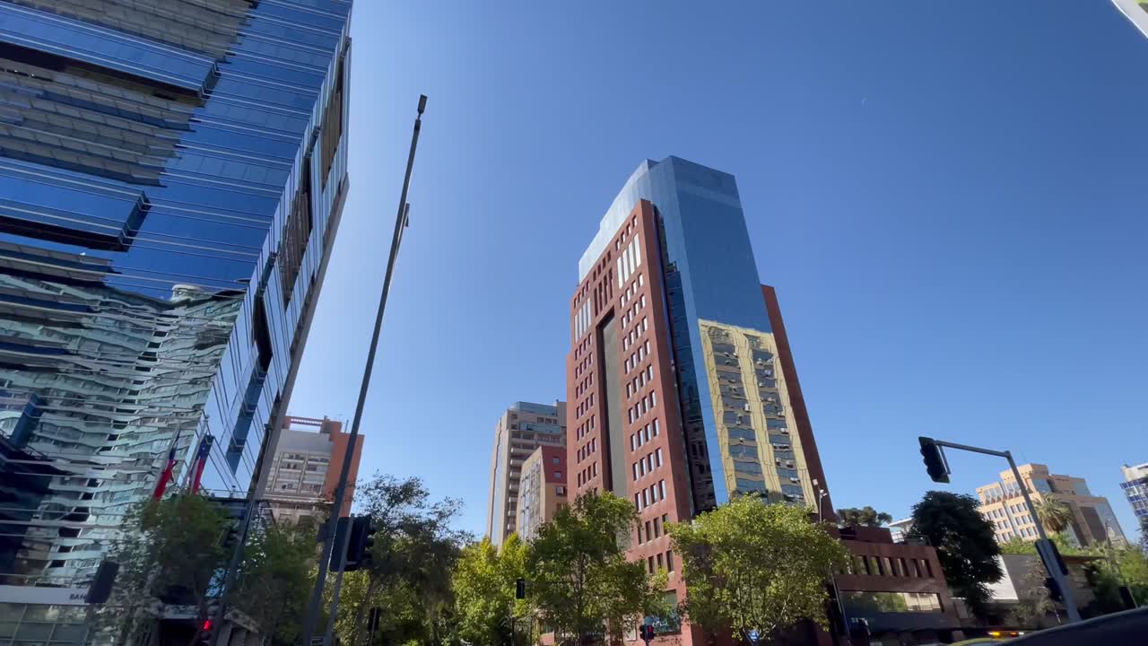 rascacielos en el centro de la ciudad vista desde el coche