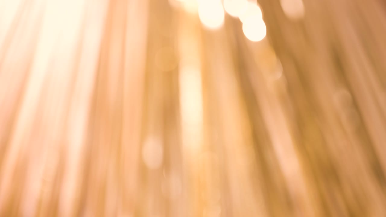 4k의 빨간색과 색의 고전압 기둥과 파란 하늘