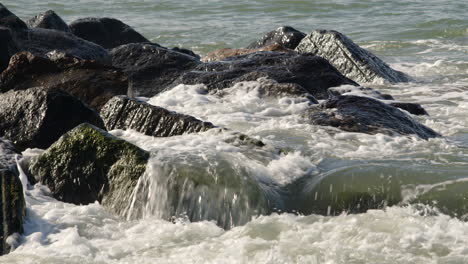 Plano-Medio-Plano-En-Cámara-Lenta-De-Olas-Rompiendo-Sobre-Rocas-En-Hurst-Spit