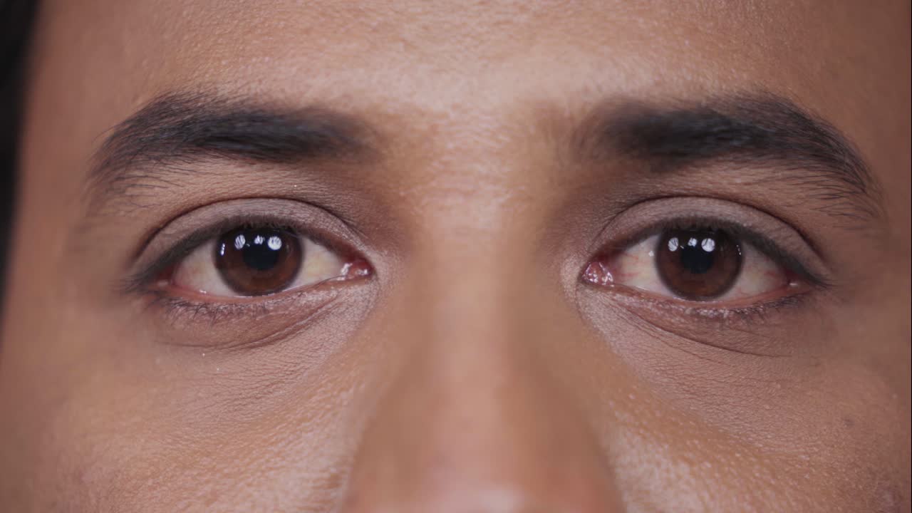 인도 무슬림 남자 눈의 클로즈업