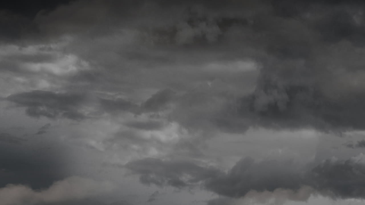cielo oscuro con lluvia y nubes 4k