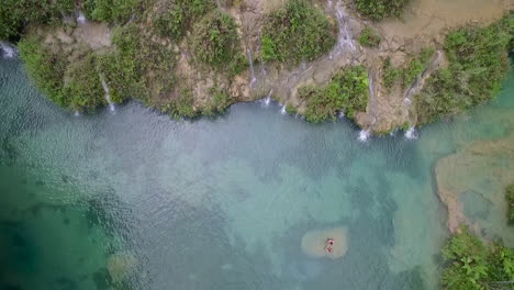 Una-Antena-Sobre-Cascadas-Notables-Y-Cascadas-Verdes-En-El-Río-Semuc-Champey-En-Guatemala-5