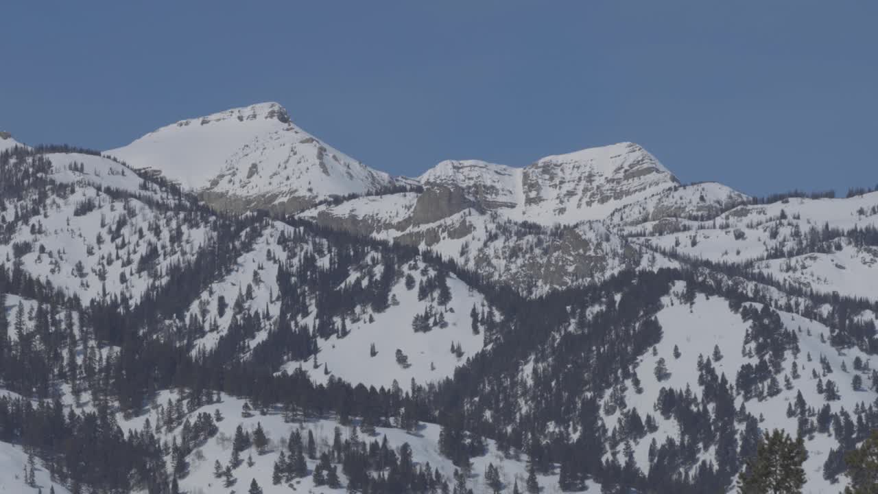 Scatto con teleobiettivo di due alte cime montuose nel Wyoming occidentale