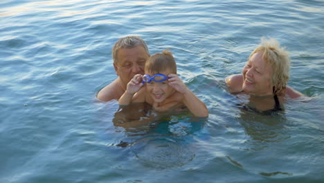 Happy-family-in-the-Sea