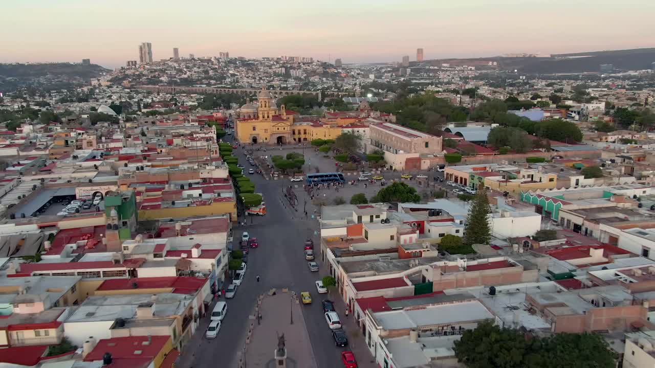 멕시코 산티아고 데 케레타로에 있는 기적의 거룩한 십자가와 창시자 광장의 사원과 수녀원