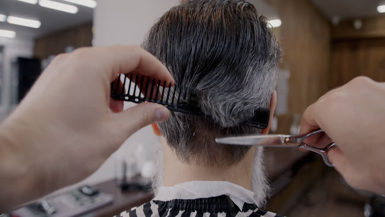 un hombre se corta el cabello en la barbería.