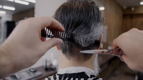 un hombre se corta el cabello en la barbería.