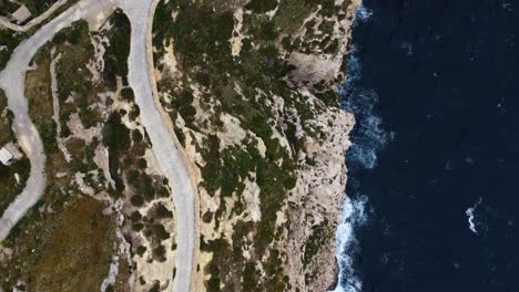 acantilado costa rocosa vista desde arriba toma aérea, cañón del abismo vista general del agua del mar, arena, vegetación verde, plantas, carretera, automóvil