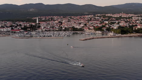 Speedboat-leaving-the-harbour-in-Marina-Novi