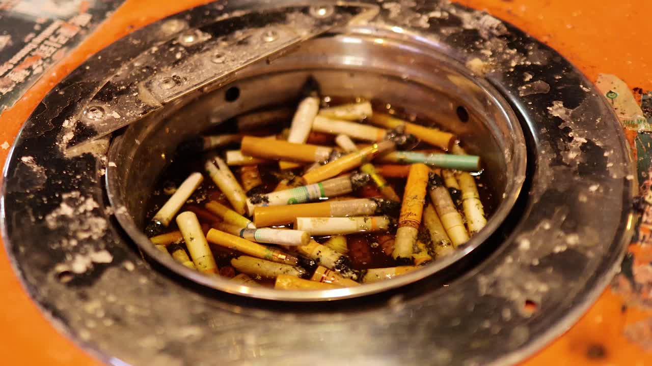Posacenere pieno di mozziconi di sigaretta