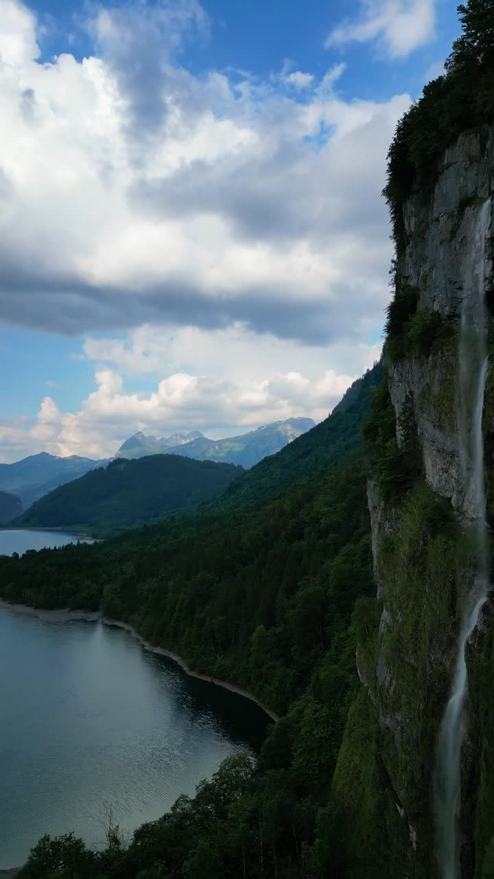 Reichenbachfaldene i Schweiz, Klöntalsøen, schweizisk alpenatur, vertikal dronevideo fra luften.