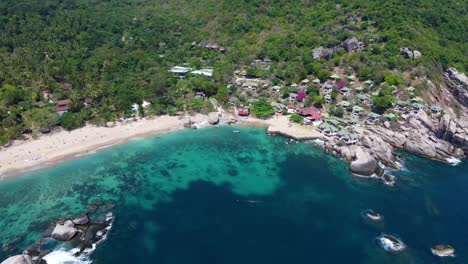 Adoradores-Del-Sol-En-El-Salón-Tanote-Bay-En-La-Cálida-Arena-Tropical