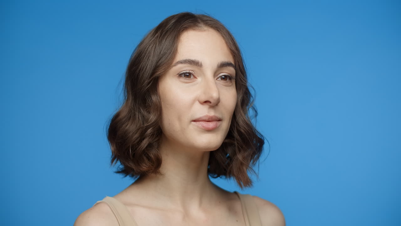 mujer aplicando crema facial