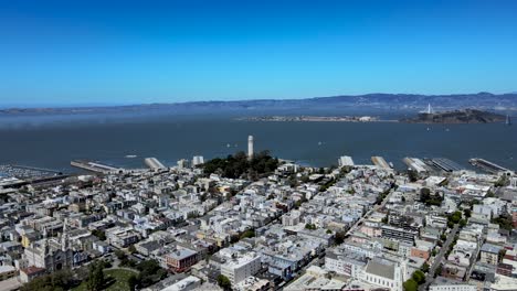 Imágenes-De-Drones-De-La-Torre-Coit-Con-Vistas-A-La-Red-Urbana-De-San-Francisco