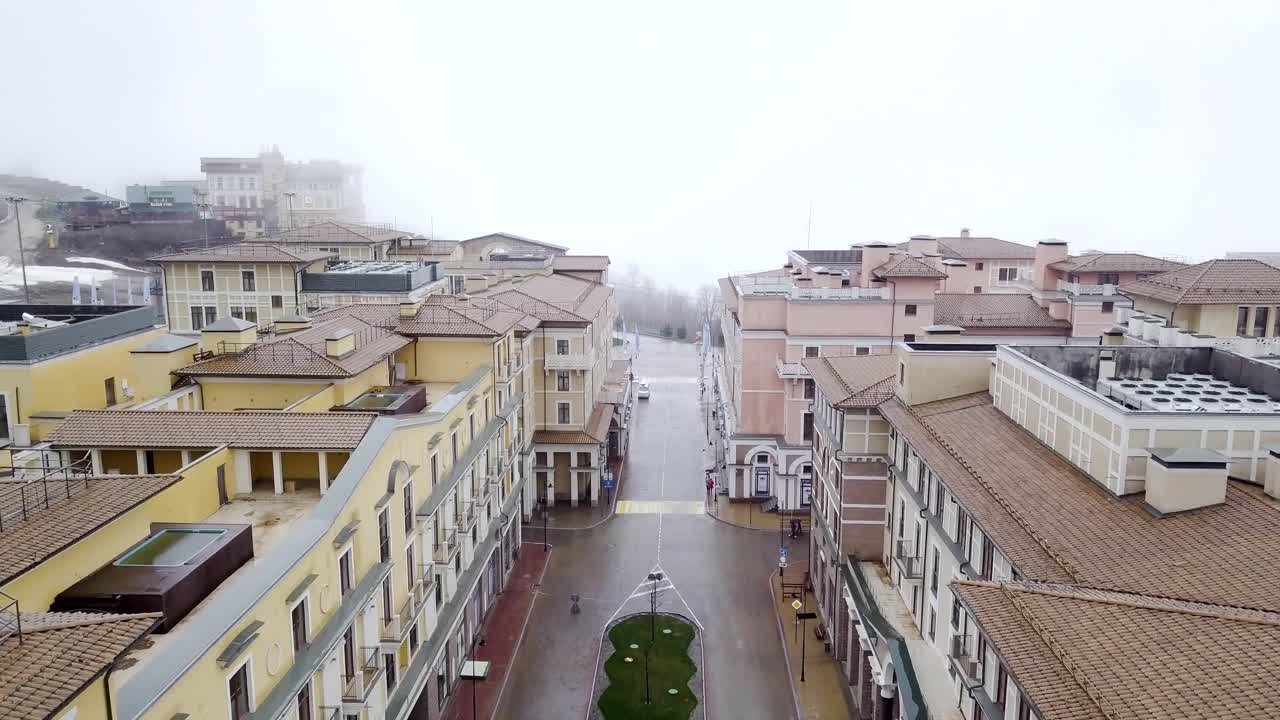 Vista aerea di una strada cittadina con edifici e persone