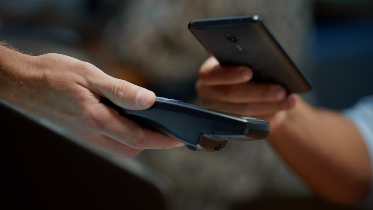 카페에서 알 수 없는 고객이 청구서를 지불하고 있습니다.