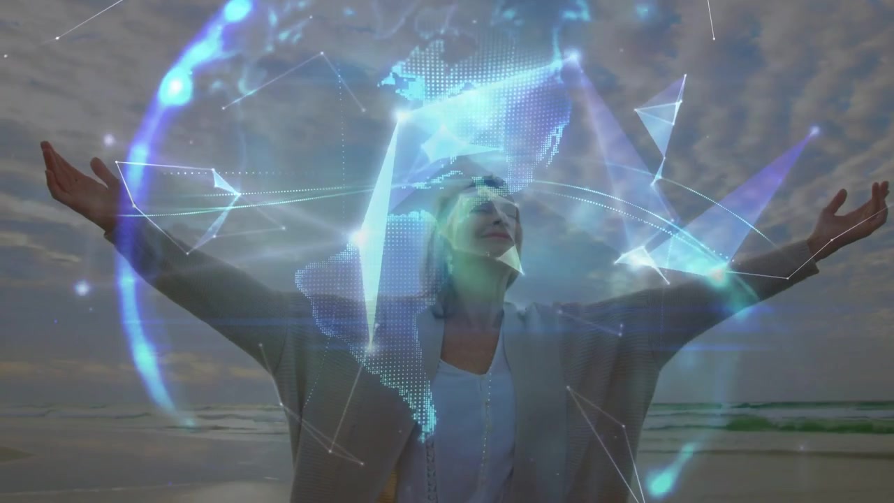 Vídeo vertical: Mulher idosa na praia abrindo os braços, causando a formação de nós azuis que formam um globo holográfico giratório de tecnologia.