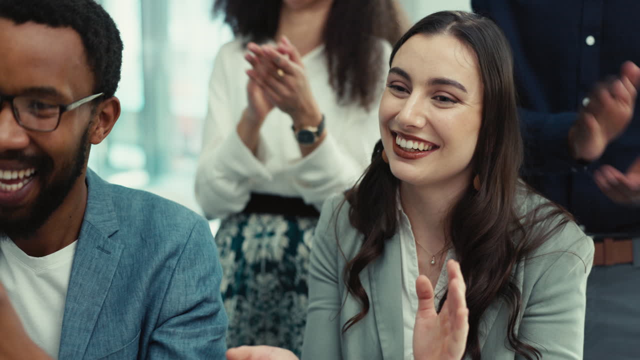 conferencia, mujer feliz y audiencia de negocios