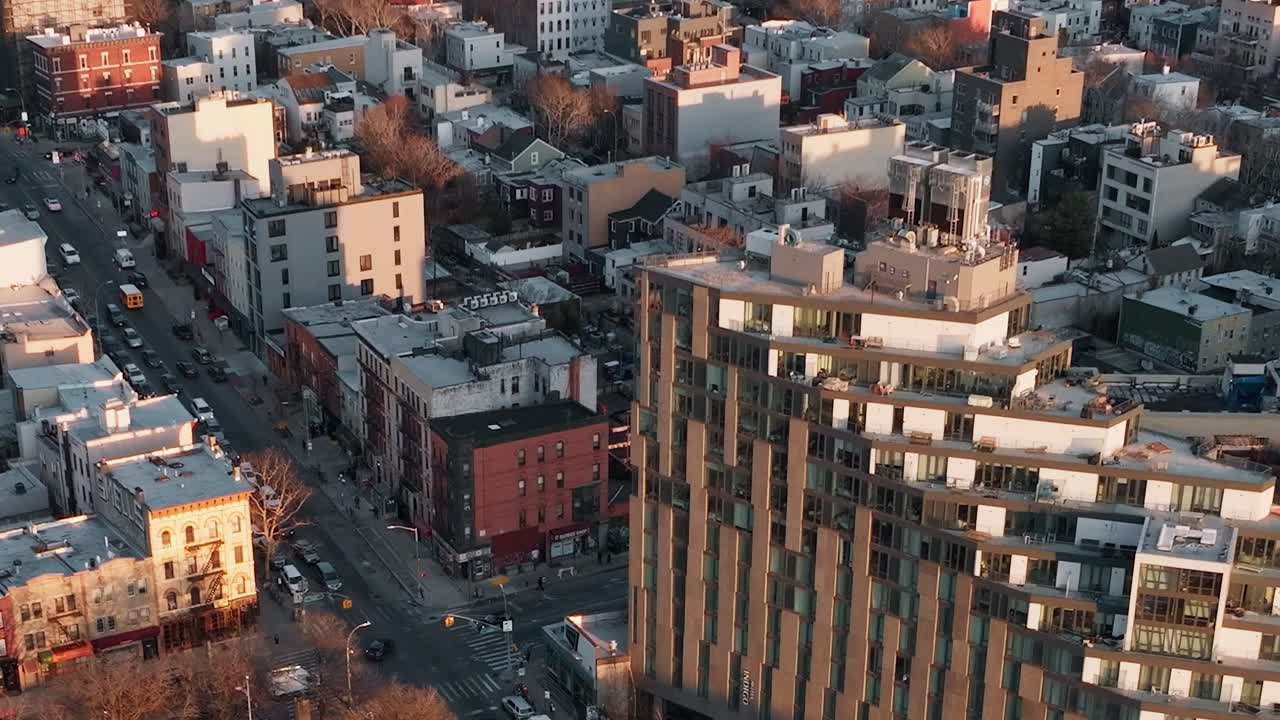 Pohled na budovy a ulice v New Yorku během západu slunce