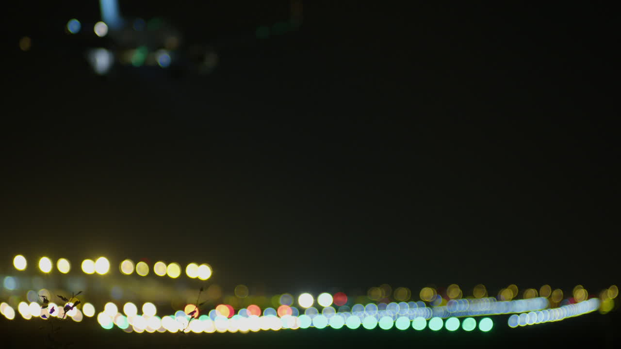 aterrizaje nocturno en el aeropuerto