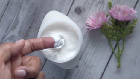 aplicación de crema para las manos