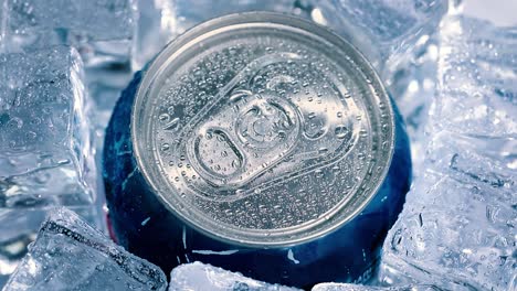 Der-Deckel-Einer-Aluminium-Getränkedose-Mit-Softdrink-Auf-Eis-Dreht-Sich-Im-Kreis.