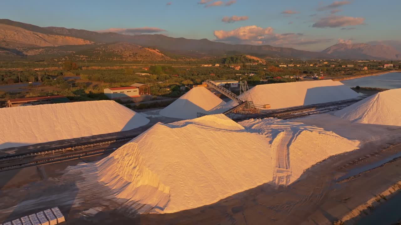 Ampia vista aerea di saline accanto a un impianto di produzione, Grecia
