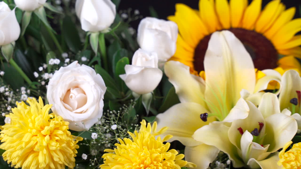 Dettaglio di composizione floreale con carrellata panoramica su girasoli e rose.
