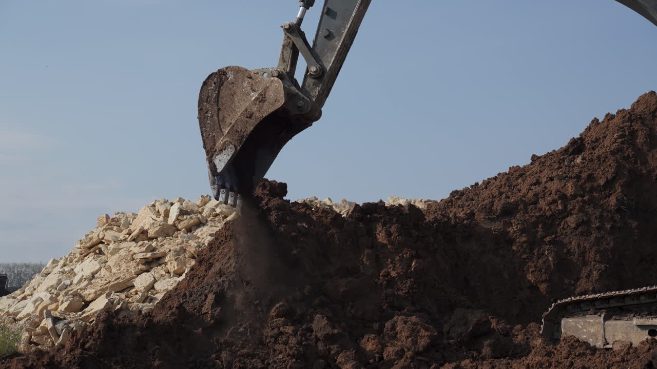 carga de tierra y rocas en la excavadora