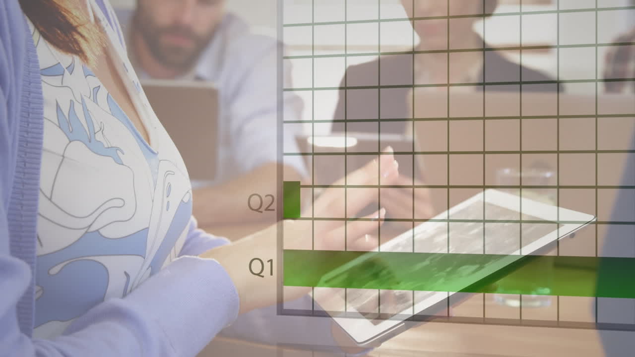 animación del procesamiento de datos estadísticos en la sección media de la mujer de negocios utilizando una tableta digital.