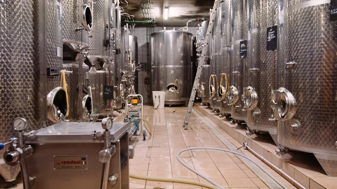 와인 셀러에서 발효를 위한 스테인리스 스틸 탱크가 늘어서 있습니다.